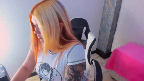 Snapshot of sara_winehouse1 chatting on 06-05-26, 05:36 1 online show from 06-05-26, 05:36