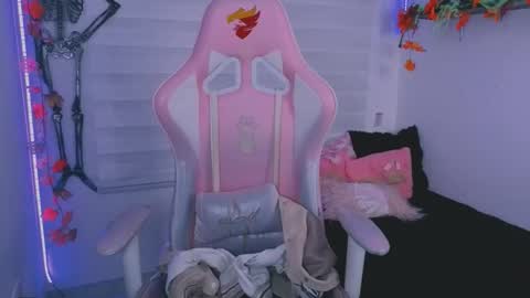 Sarah Ramirez online show from 10-23-25, 03:06