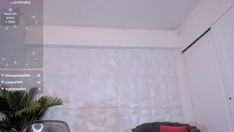 Snapshot of saraamills chatting on 12-20-24, 02:30 Sara online show from 12-20-24, 02:30