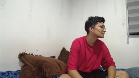 Snapshot of saraandthomas chatting on 01-26-25, 03:27 sara and thomas online show from 01-26-25, 03:27