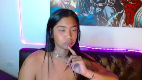 Snapshot of saraapril_1 chatting on 12-27-24, 01:43 SARAHGIL online show from 12-27-24, 01:43