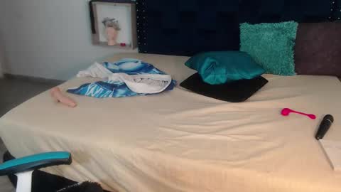 Snapshot of saraapril_1 chatting on 02-25-25, 11:55 SARAHGIL online show from 02-25-25, 11:55