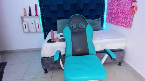 Snapshot of saraapril_1 chatting on 10-25-25, 01:57 SARAHGIL online show from 10-25-25, 01:57