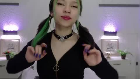 Snapshot of sarah_cute028 chatting on 06-15-26, 01:35 Sarah online show from 06-15-26, 01:35