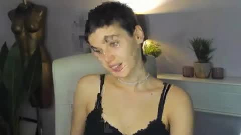 Snapshot of sarah_desire01 chatting on 10-19-25, 01:45 Sarah online show from 10-19-25, 01:45