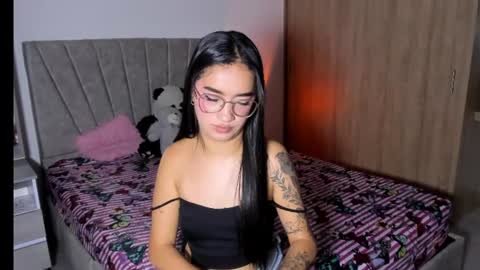 Snapshot of sarah_stone15 chatting on 06-25-26, 12:32 Sarah online show from 06-25-26, 12:32