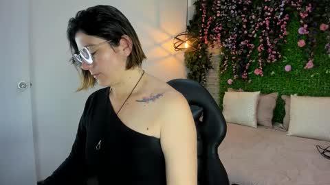 Sarah Deyvis online show from 12-14-25, 01:27