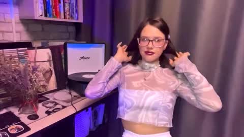 Snapshot of sarahhunnye chatting on 03-17-26, 10:18 Sarah online show from 03-17-26, 10:18