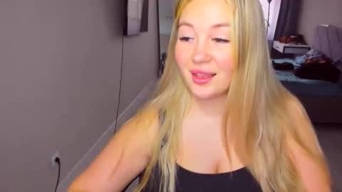 Snapshot of sarahmils chatting on 05-07-26, 02:11 Sarah online show from 05-07-26, 02:11