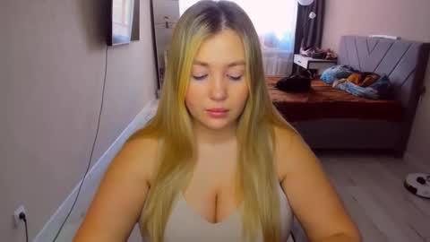 Snapshot of sarahmils chatting on 06-02-26, 10:50 Sarah online show from 06-02-26, 10:50