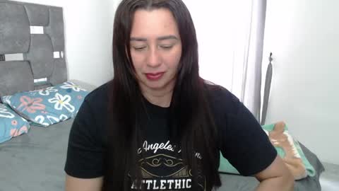 Snapshot of sarahott_1 chatting on 05-15-26, 07:43 Lia online show from 05-15-26, 07:43