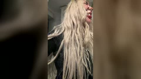 Snapshot of sarahstone_ chatting on 02-15-26, 01:09 Sarah online show from 02-15-26, 01:09