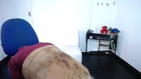 Saraloves online show from 12-23-24, 05:22