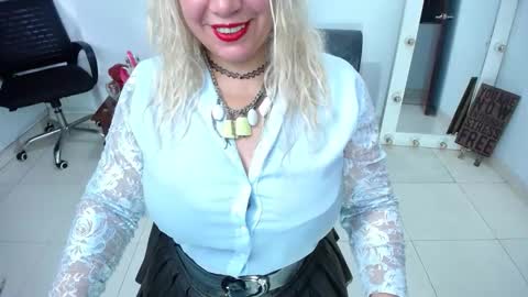 Saraloves online show from 10-14-25, 01:12