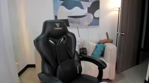 I am Sara  online show from 11-24-25, 01:05