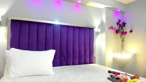 Snapshot of sarariley_ chatting on 10-30-25, 10:43 Sara online show from 10-30-25, 10:43