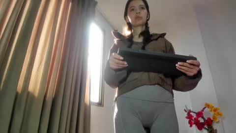 Snapshot of sarasweet_4 chatting on 09-23-25, 01:03 Sara online show from 09-23-25, 01:03