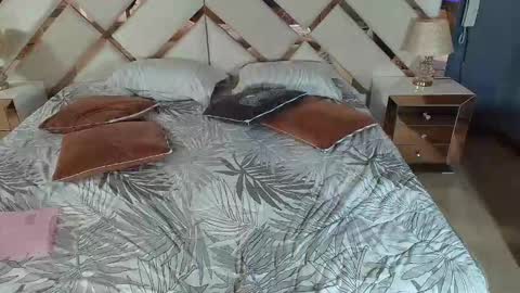 Sara Rivera online show from 10-04-25, 02:59