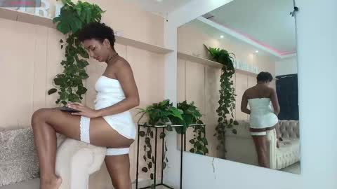 Snapshot of saray_mardez chatting on 02-14-25, 01:18 Saray Mardez online show from 02-14-25, 01:18