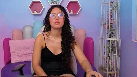 Snapshot of sashamonroee_ chatting on 10-28-25, 12:03 SashaMonroee online show from 10-28-25, 12:03