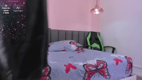 Snapshot of sashapears chatting on 01-21-25, 11:35 Manuela online show from 01-21-25, 11:35