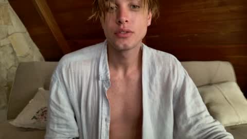 Snapshot of sashenkka chatting on 05-14-26, 12:39 Sasha -- online show from 05-14-26, 12:39