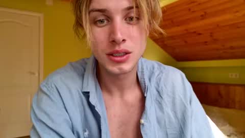 Snapshot of sashenkka chatting on 08-03-26, 01:38 Sasha -- online show from 08-03-26, 01:38