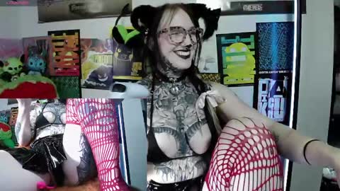Snapshot of sassi_blondi chatting on 04-29-26, 02:54 Ivy online show from 04-29-26, 02:54