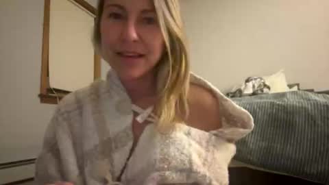 Sassyella online show from 10-19-25, 04:13