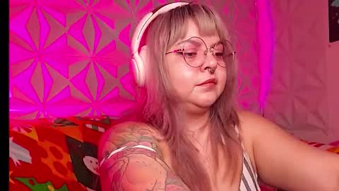 Gina George online show from 12-21-25, 01:24