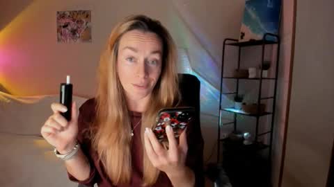 Snapshot of save_the_qween chatting on 10-27-25, 11:25 save the qween online show from 10-27-25, 11:25