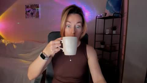 Snapshot of save_the_qween chatting on 11-13-25, 08:24 save the qween online show from 11-13-25, 08:24