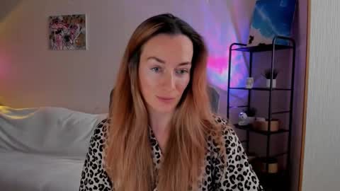 Snapshot of save_the_qween chatting on 11-27-25, 07:43 save the qween online show from 11-27-25, 07:43