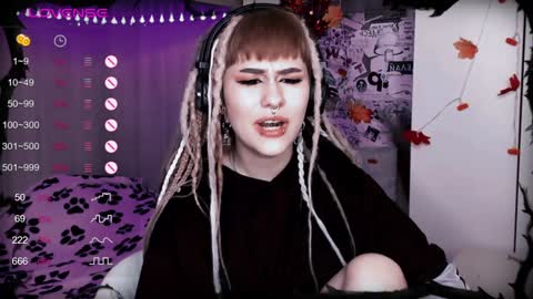 pronoun she. name Mary. age 21. online show from 01-08-25, 11:30