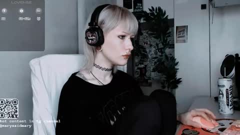 pronoun she. name Mary. age 21. online show from 10-13-25, 02:28