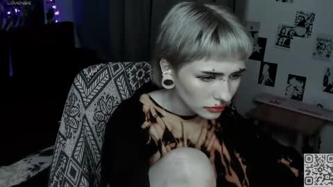 pronoun she. name Mary. age 21. online show from 05-05-26, 10:51