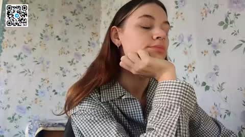 Snapshot of scarlet1flowers chatting on 10-18-25, 08:15 Kira online show from 10-18-25, 08:15