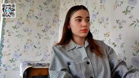 Snapshot of scarlet1flowers chatting on 10-24-25, 08:33 Kira online show from 10-24-25, 08:33