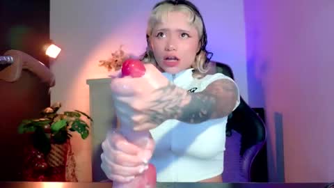 Snapshot of scarlet_gold chatting on 12-04-25, 05:06 scarlet_gold online show from 12-04-25, 05:06