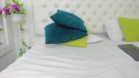 Snapshot of scarlet_stan22 chatting on 01-10-25, 05:13 Isa online show from 01-10-25, 05:13