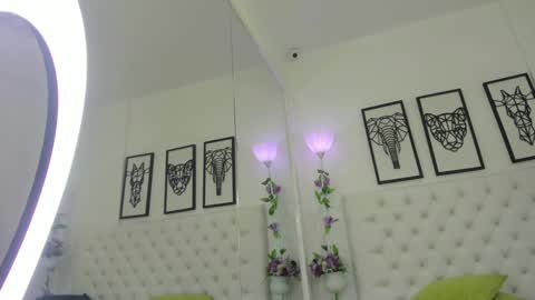 Snapshot of scarlet_stan22 chatting on 01-21-25, 10:30 Isa online show from 01-21-25, 10:30