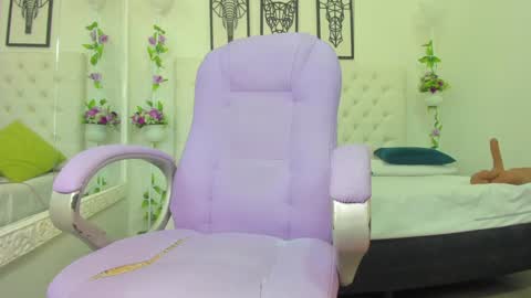 Snapshot of scarlet_stan22 chatting on 01-21-25, 04:37 Isa online show from 01-21-25, 04:37