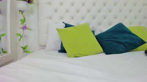 Snapshot of scarlet_stan22 chatting on 02-19-25, 02:23 Isa online show from 02-19-25, 02:23