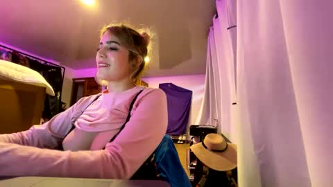 Snapshot of scarlet_whisper chatting on 09-26-25, 10:47 scarlet whisper online show from 09-26-25, 10:47