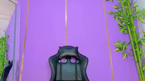 Snapshot of scarletjonesx chatting on 10-25-25, 12:18 Denis online show from 10-25-25, 12:18