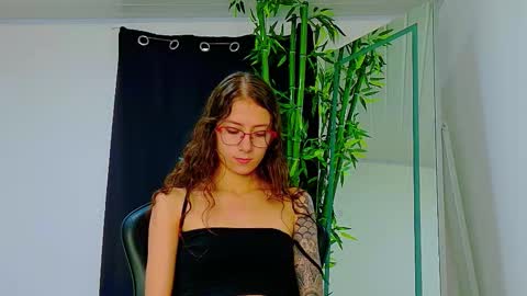 Snapshot of scarletjonesx chatting on 11-27-25, 09:28 Denis online show from 11-27-25, 09:28