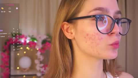 Snapshot of scarletliips chatting on 12-14-25, 08:24 Maria online show from 12-14-25, 08:24