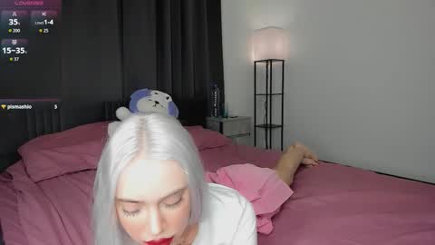 Snapshot of scarletsoft chatting on 12-17-25, 09:32 Ann online show from 12-17-25, 09:32