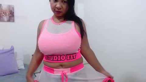 Snapshot of scarlett_adams__ chatting on 05-11-26, 12:22 scarlett_adams__ online show from 05-11-26, 12:22