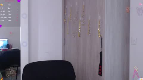 Snapshot of scarlett_diamond chatting on 11-28-25, 09:39 Scarlett Thumb up please help me 100 its important online show from 11-28-25, 09:39